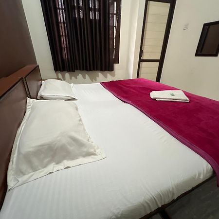 Raja Guest House -- Jalandhar Railway Station -- For Family, Couples, Travellers Eksteriør billede