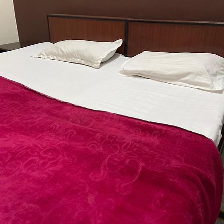 Raja Guest House -- Jalandhar Railway Station -- For Family, Couples, Travellers Eksteriør billede
