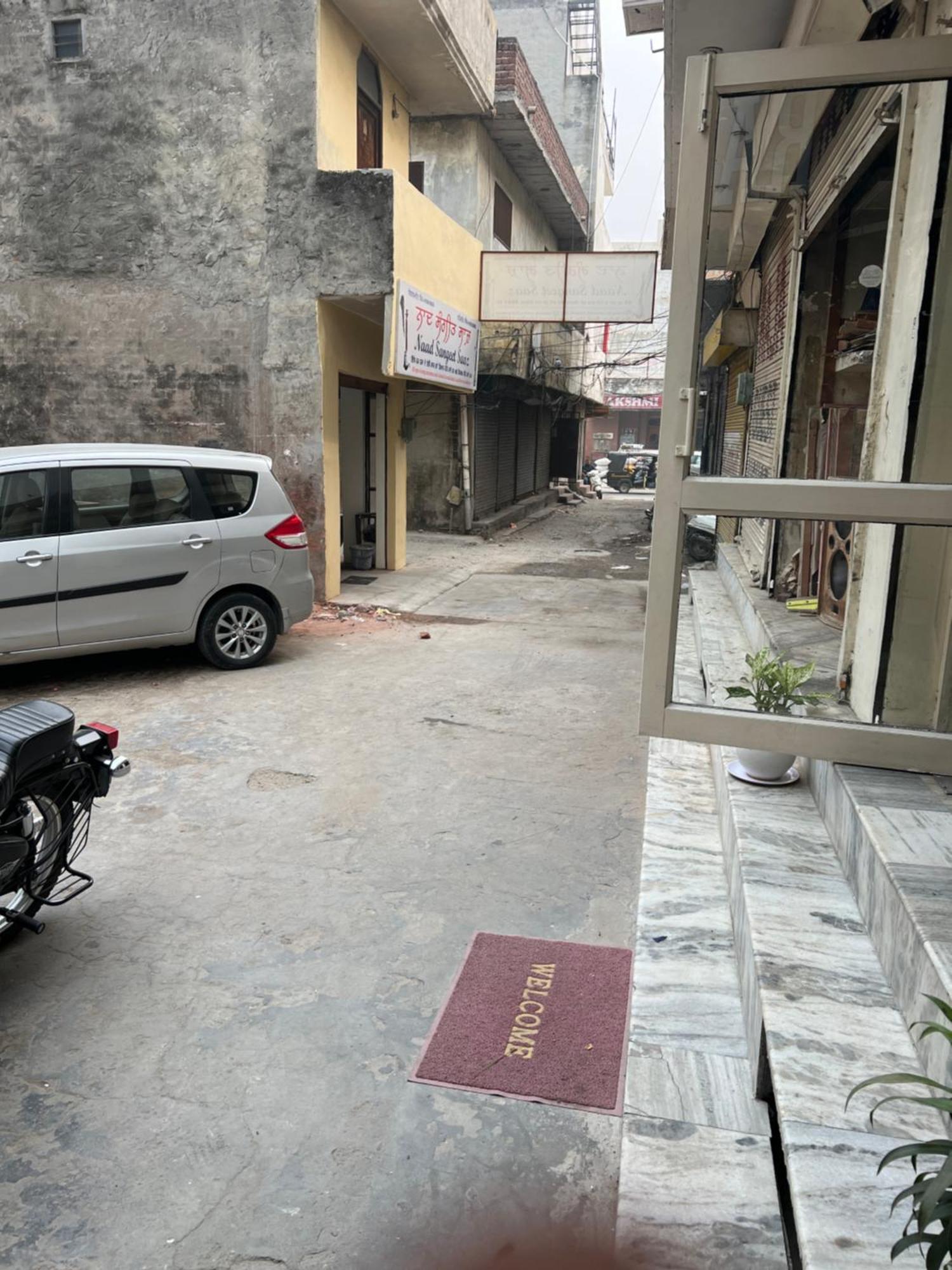Raja Guest House -- Jalandhar Railway Station -- For Family, Couples, Travellers Eksteriør billede