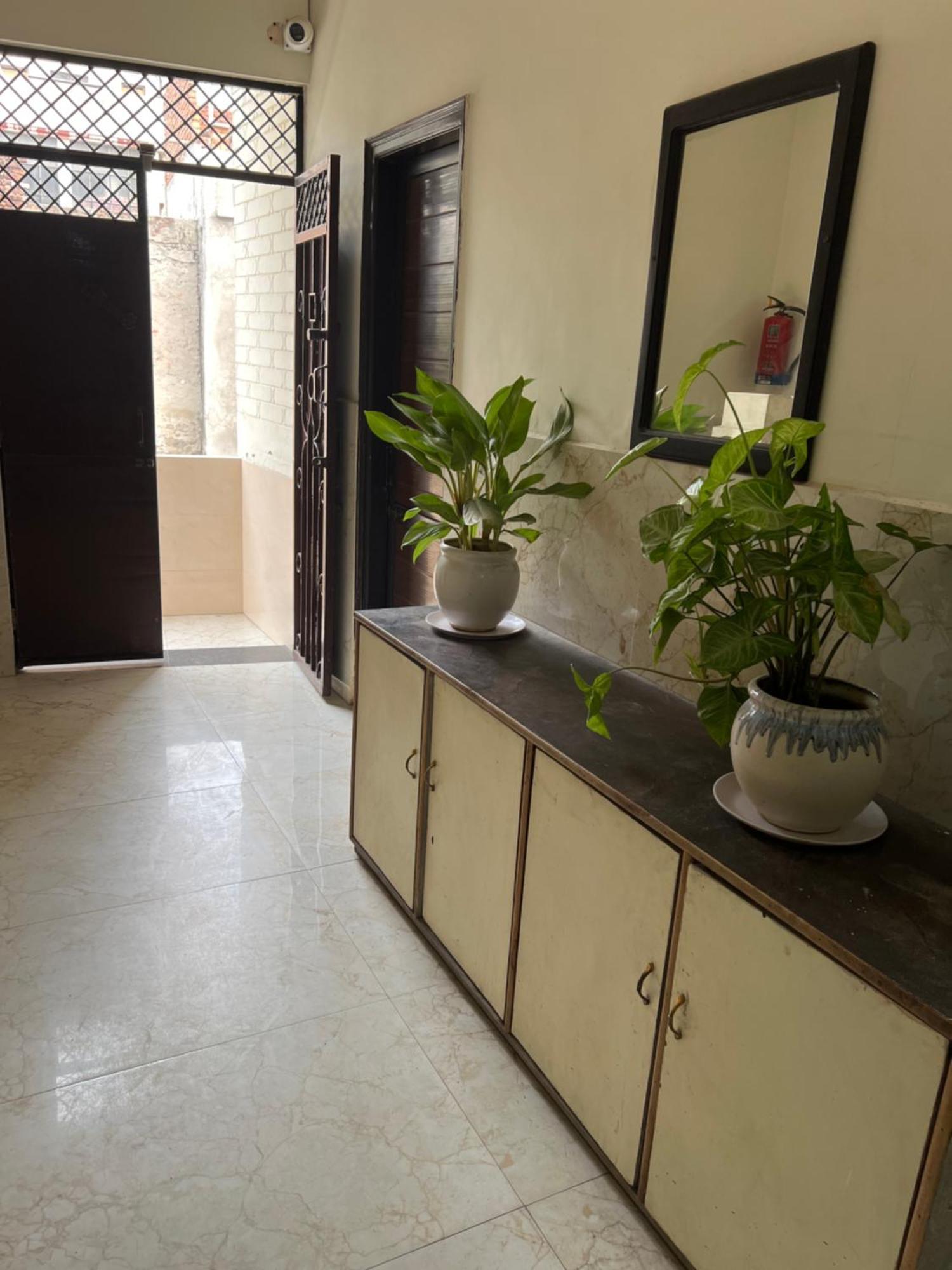 Raja Guest House -- Jalandhar Railway Station -- For Family, Couples, Travellers Eksteriør billede