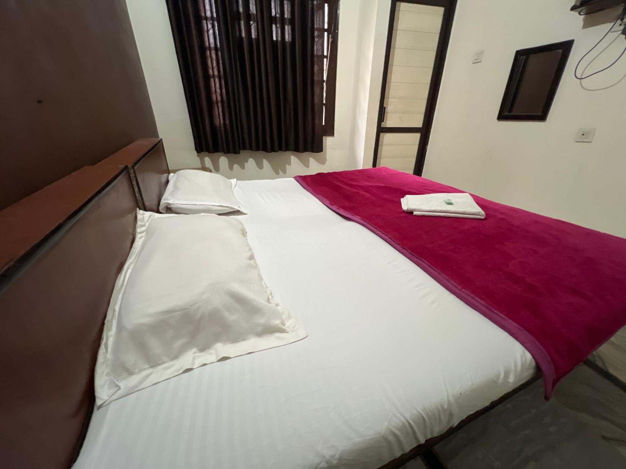 Raja Guest House -- Jalandhar Railway Station -- For Family, Couples, Travellers Eksteriør billede