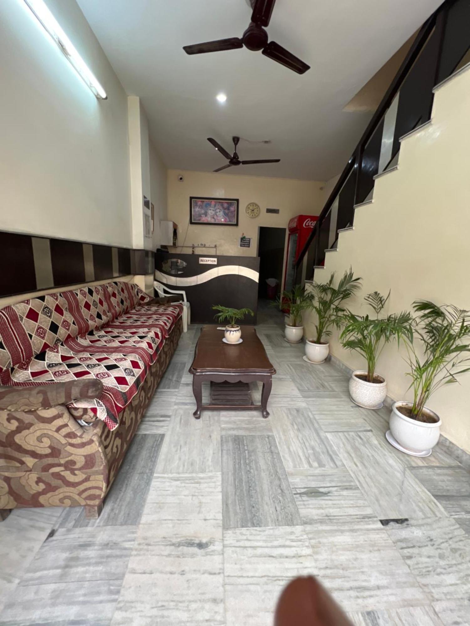 Raja Guest House -- Jalandhar Railway Station -- For Family, Couples, Travellers Eksteriør billede