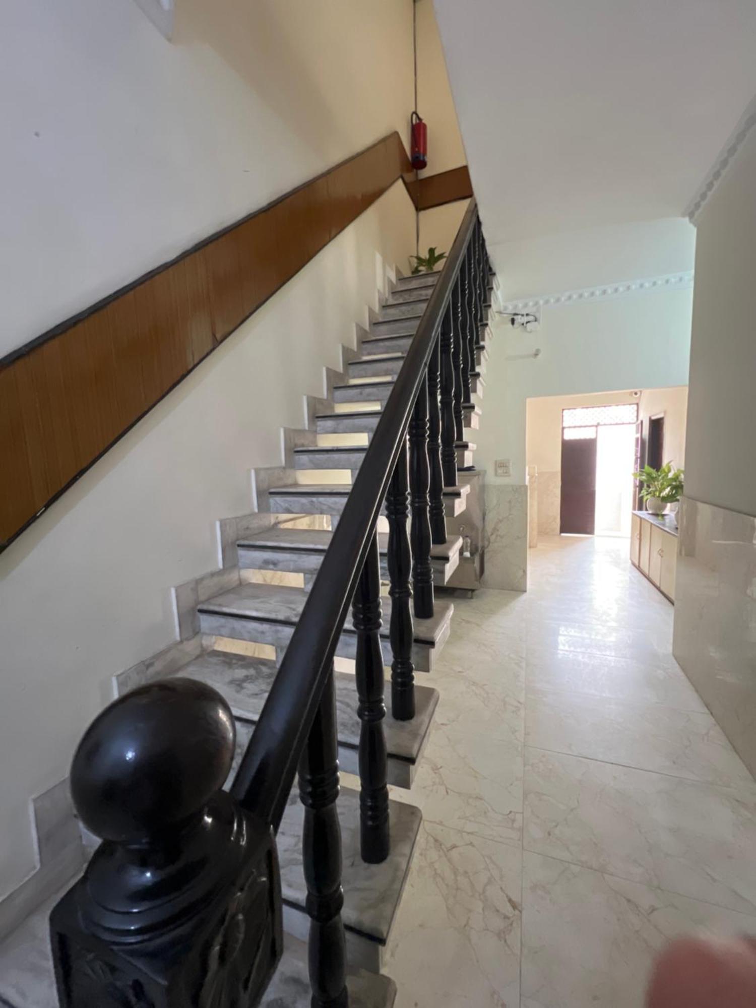 Raja Guest House -- Jalandhar Railway Station -- For Family, Couples, Travellers Eksteriør billede