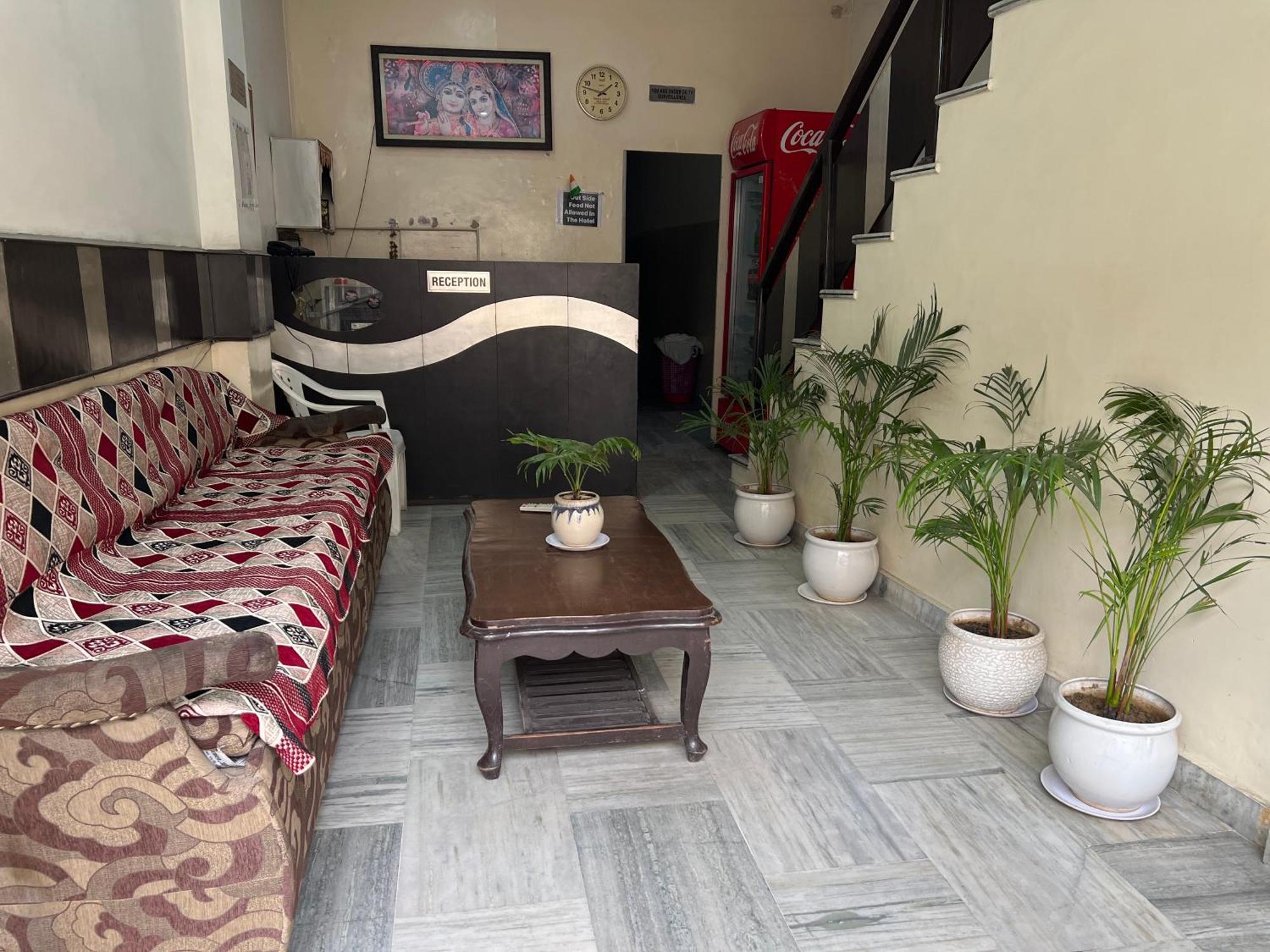 Raja Guest House -- Jalandhar Railway Station -- For Family, Couples, Travellers Eksteriør billede