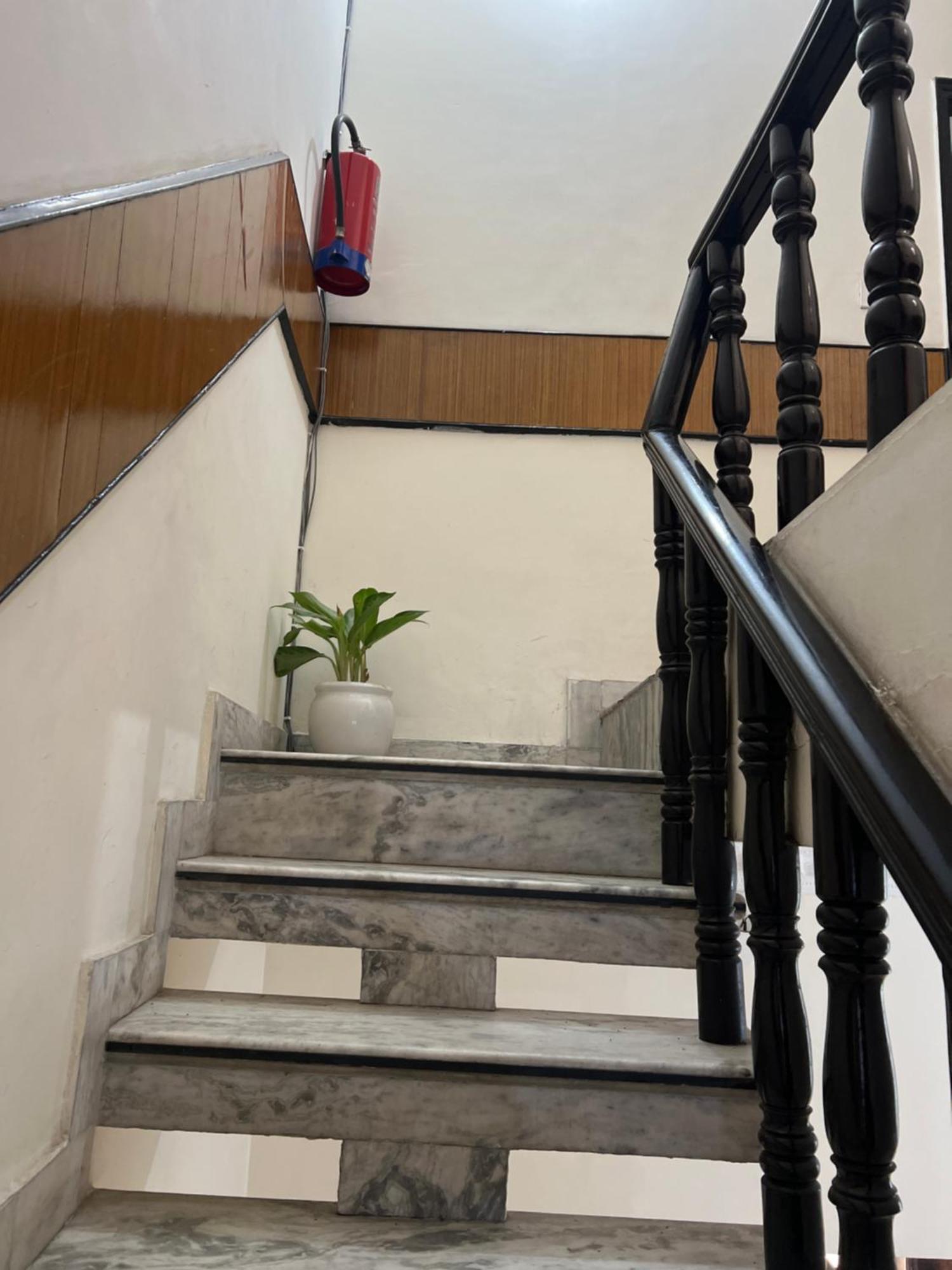 Raja Guest House -- Jalandhar Railway Station -- For Family, Couples, Travellers Eksteriør billede