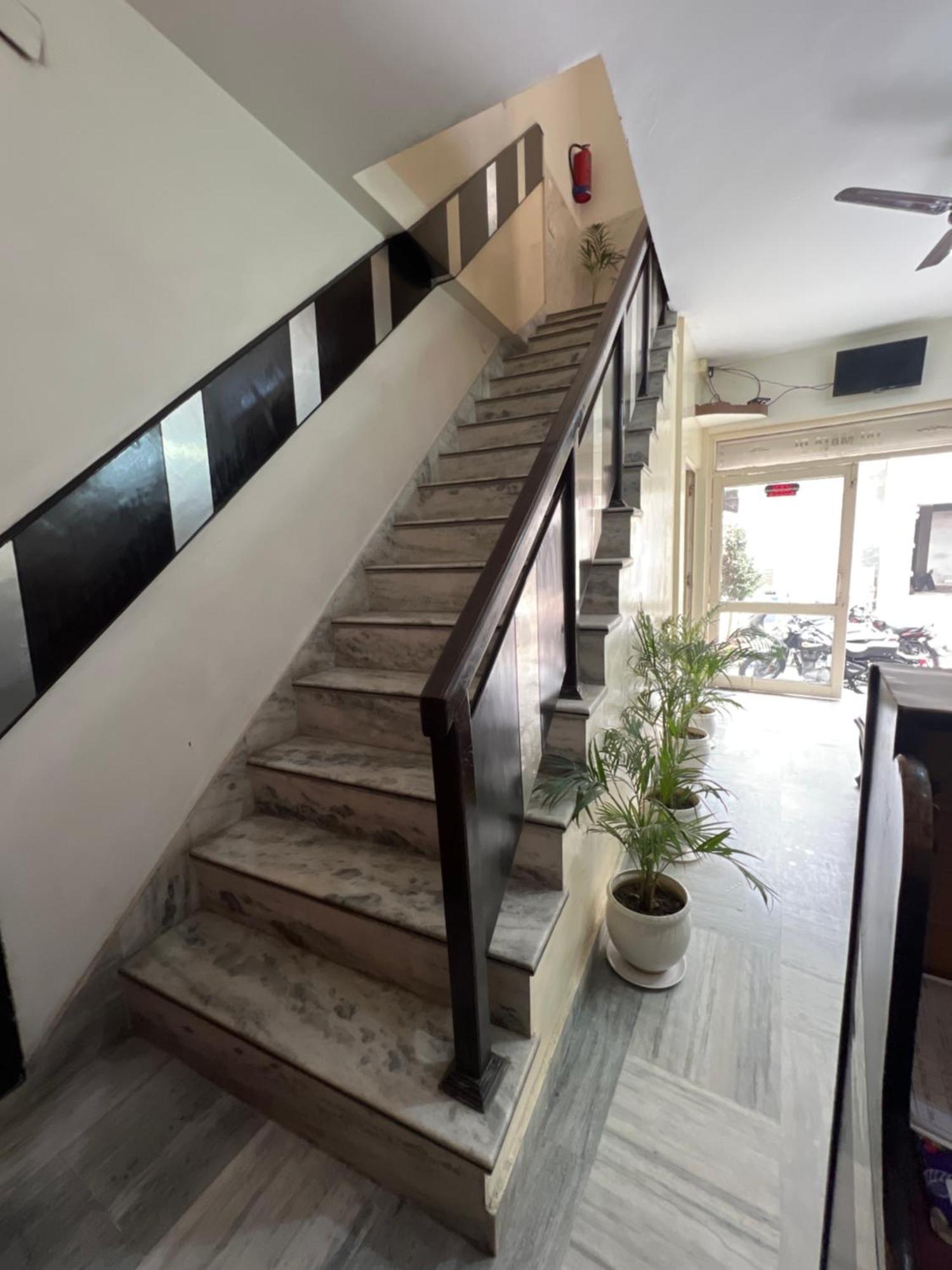 Raja Guest House -- Jalandhar Railway Station -- For Family, Couples, Travellers Eksteriør billede
