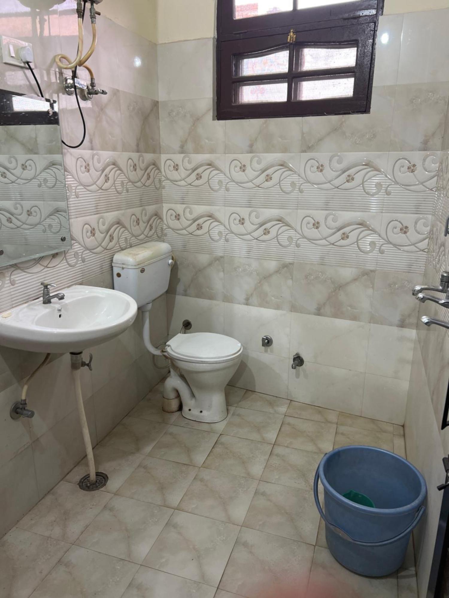 Raja Guest House -- Jalandhar Railway Station -- For Family, Couples, Travellers Eksteriør billede