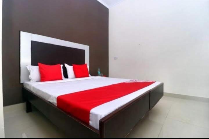 Raja Guest House -- Jalandhar Railway Station -- For Family, Couples, Travellers Eksteriør billede