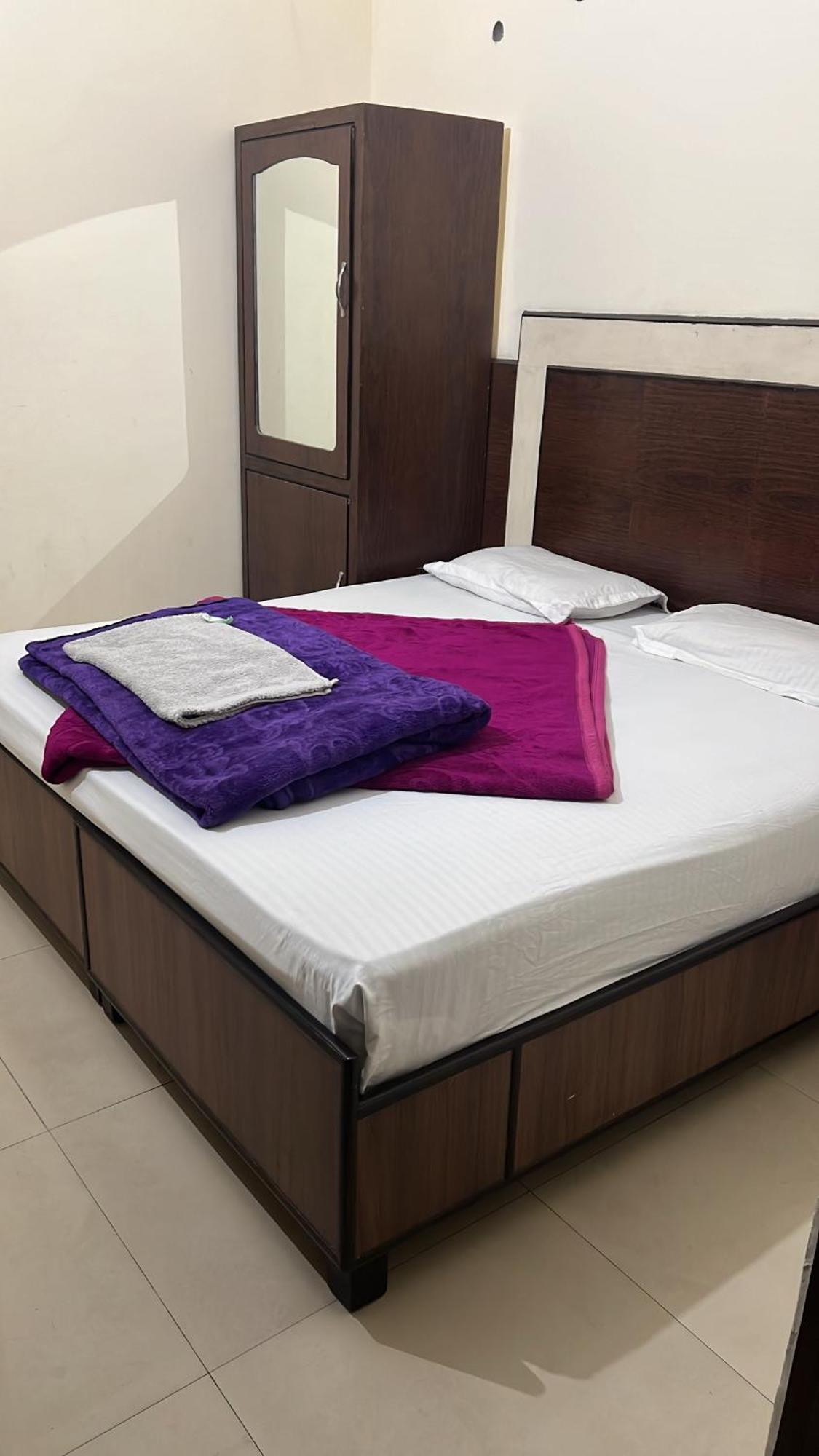 Raja Guest House -- Jalandhar Railway Station -- For Family, Couples, Travellers Eksteriør billede