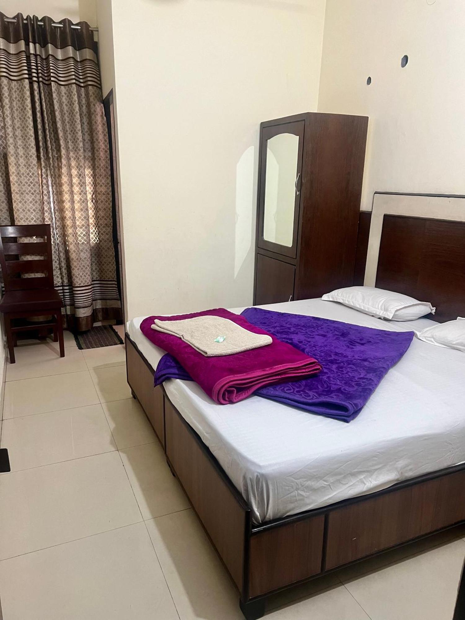 Raja Guest House -- Jalandhar Railway Station -- For Family, Couples, Travellers Eksteriør billede